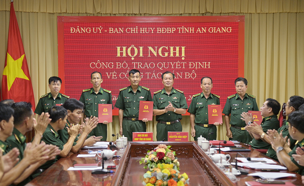 Trao quyết định về công tác cán bộ biên phòng An Giang