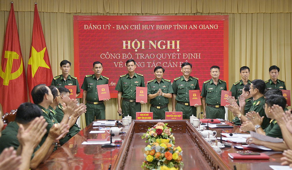 Trao quyết định về công tác cán bộ biên phòng An Giang