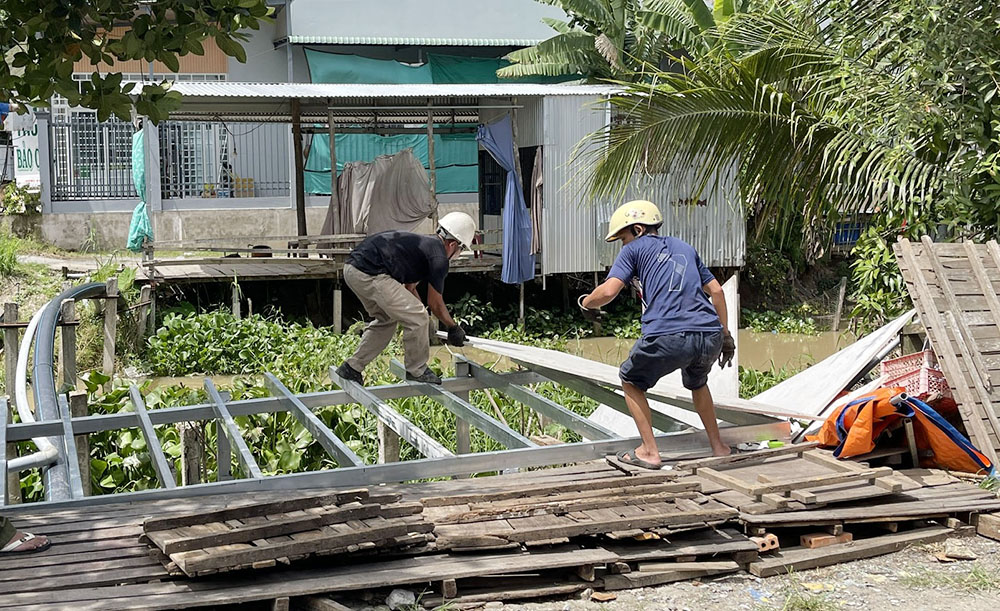 Xã Phú Hòa ra quân tháo dỡ quán, lều trại vi phạm hành lang sông