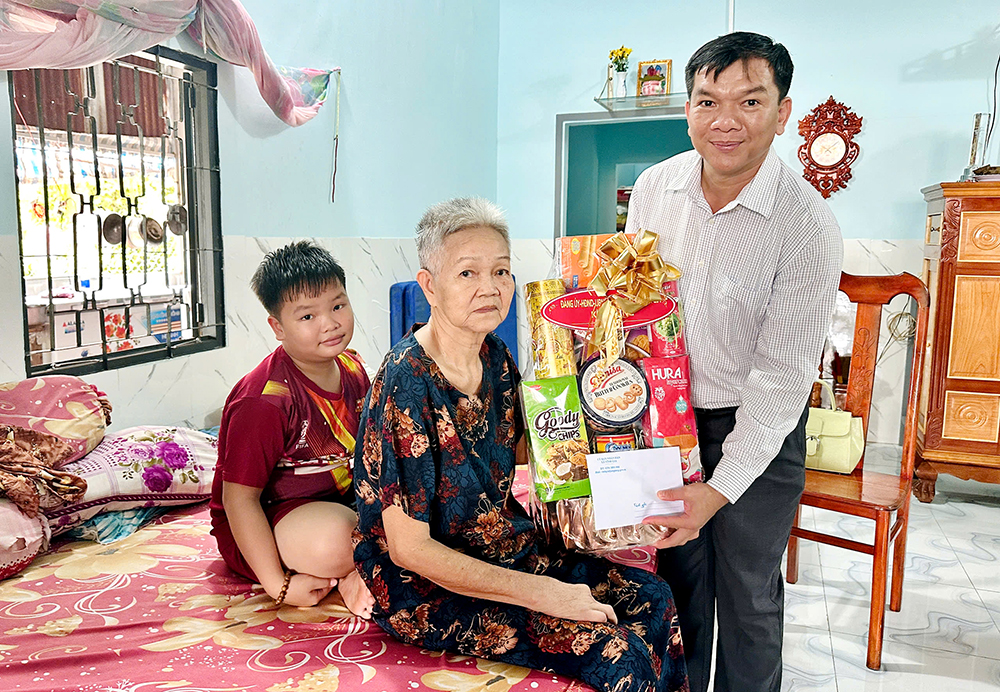 Xã Vĩnh Gia tổ chức lễ viếng bia ghi danh các anh hùng, liệt sĩ, tặng quà gia đình chính sách tiêu biểu