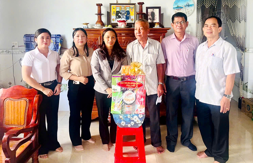 Xã Vĩnh Gia tổ chức lễ viếng bia ghi danh các anh hùng, liệt sĩ, tặng quà gia đình chính sách tiêu biểu