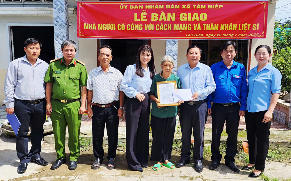 Xã Tân Hiệp bàn giao 14 căn nhà cho người có công