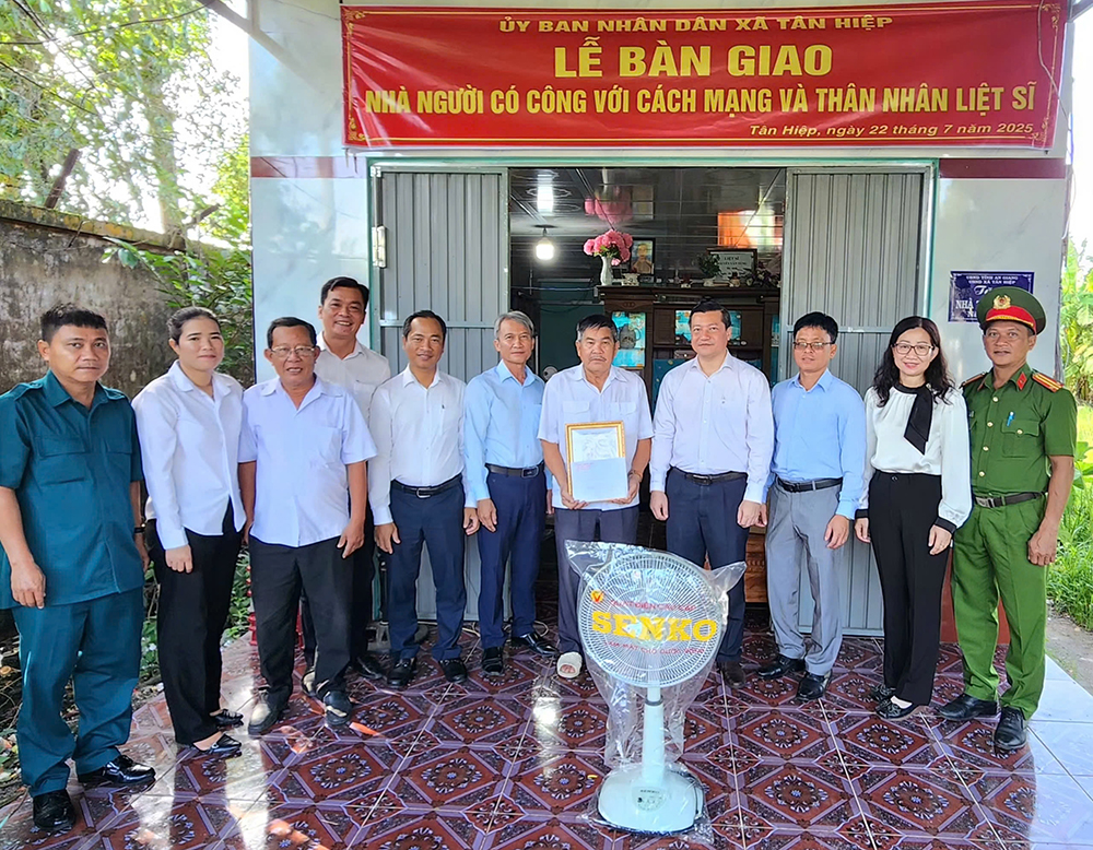 Xã Tân Hiệp bàn giao 14 căn nhà cho người có công