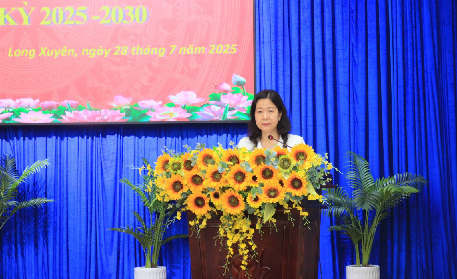 Phó Bí thư Thường trực Đảng ủy Võ Thị Xuân Kiều báo cáo kết quả tại hội nghị