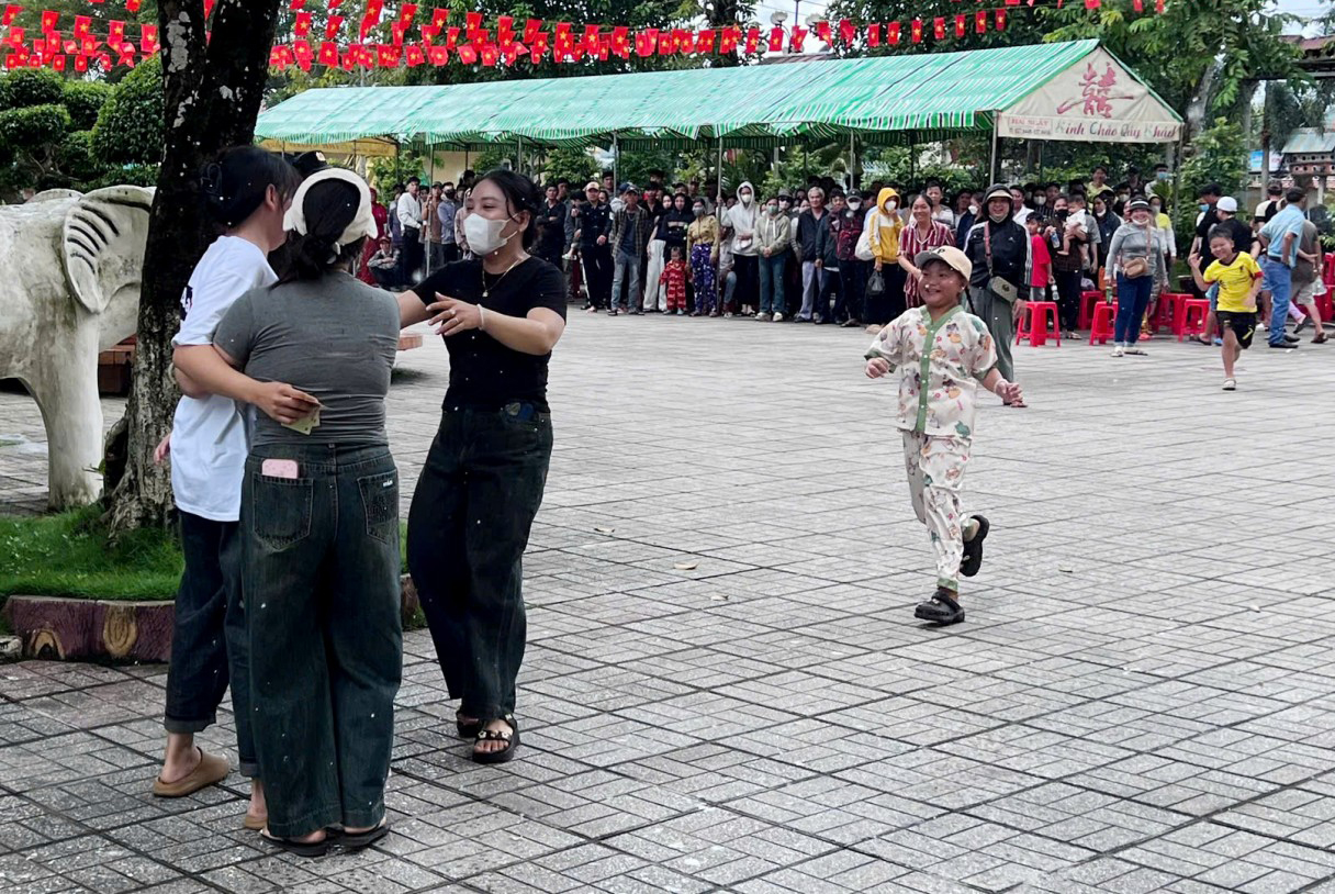 Niềm vui mọi người khi được người thân vui mừng đón về 