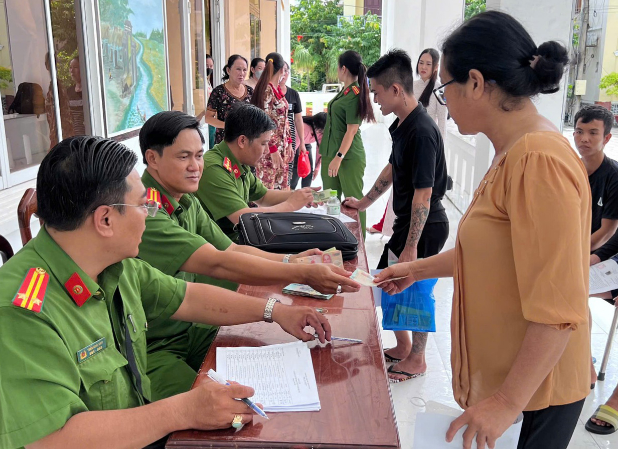 Sau khi nhận quyết định mọi người được nhận CCCD, các giấy tờ liên quan và một phần kinh phí hỗ trợ trở về