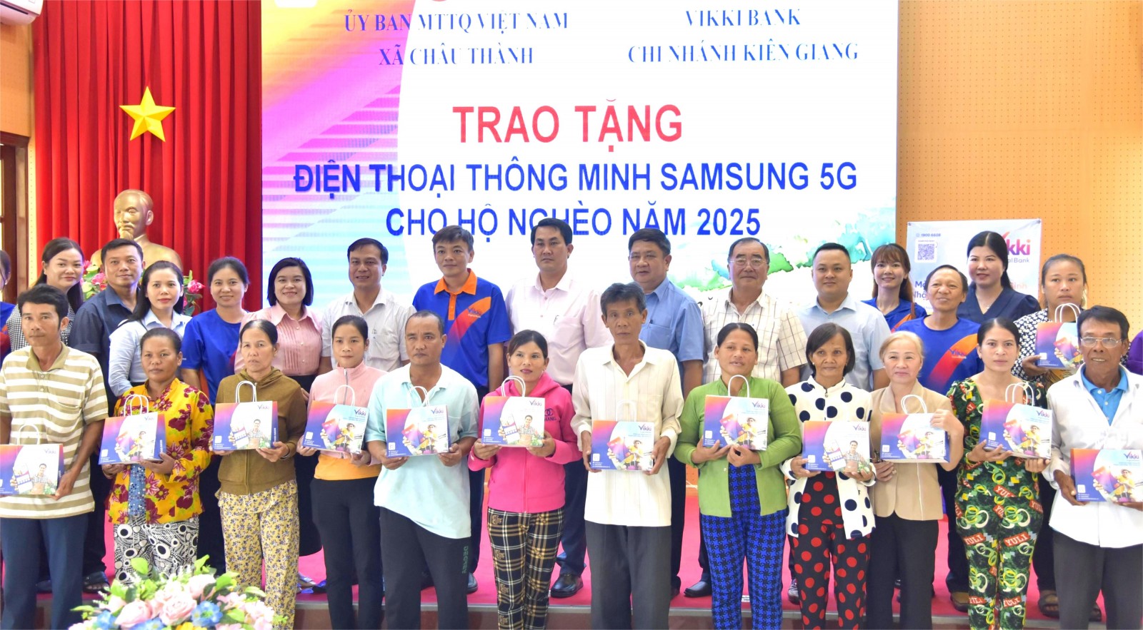 Tặng điện thoại thông minh 5G cho 20 hộ nghèo và cận nghèo