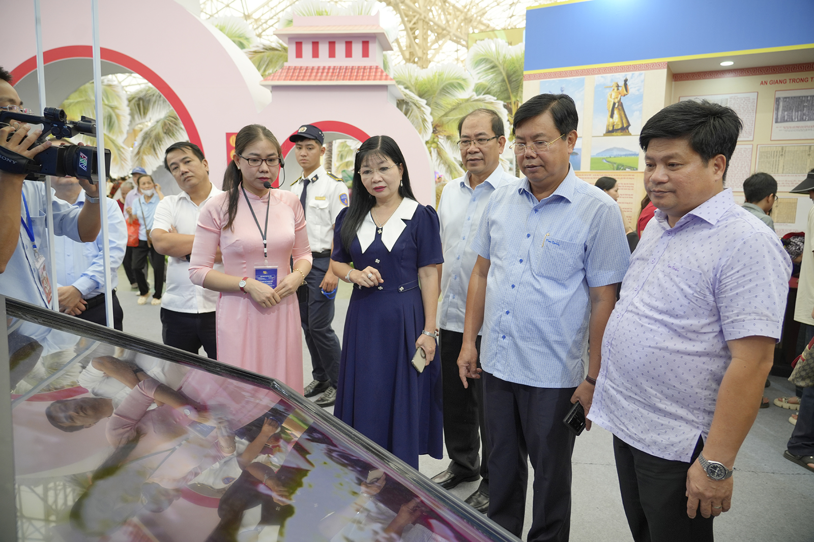 Bí thư Tỉnh ủy An Giang thăm gian trưng bày của tỉnh tại Triển lãm 80 năm thành tựu đất nước