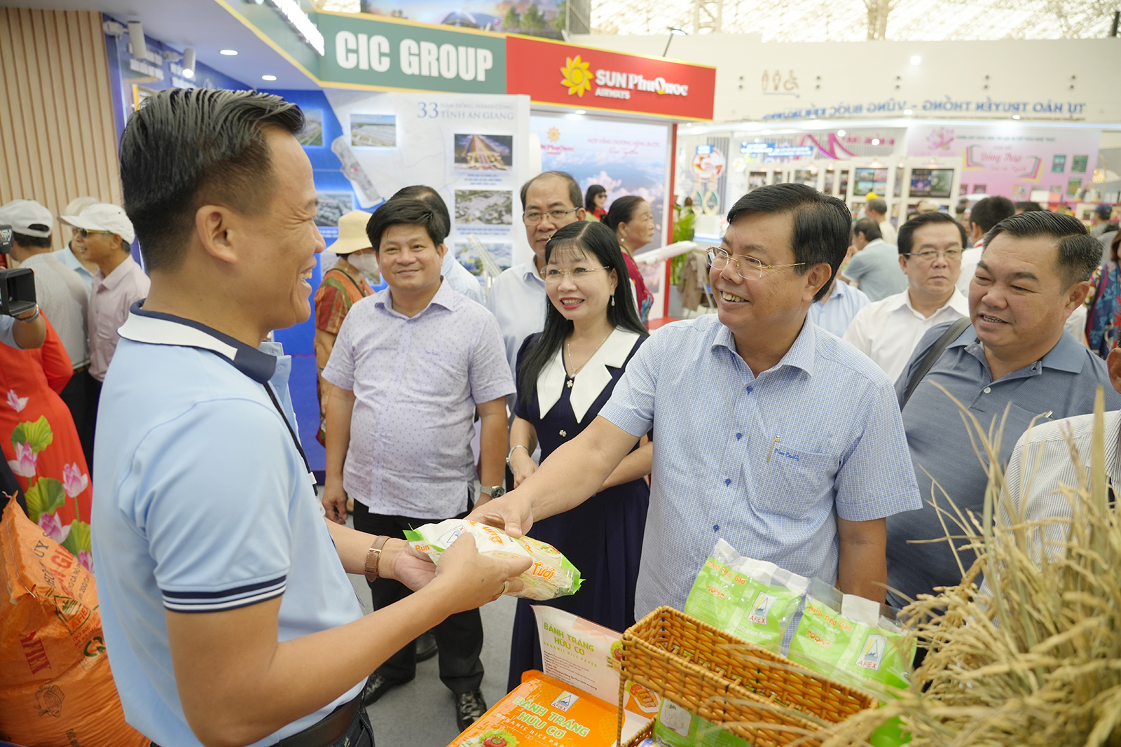 Bí thư Tỉnh ủy An Giang thăm gian trưng bày của tỉnh tại Triển lãm 80 năm thành tựu đất nước