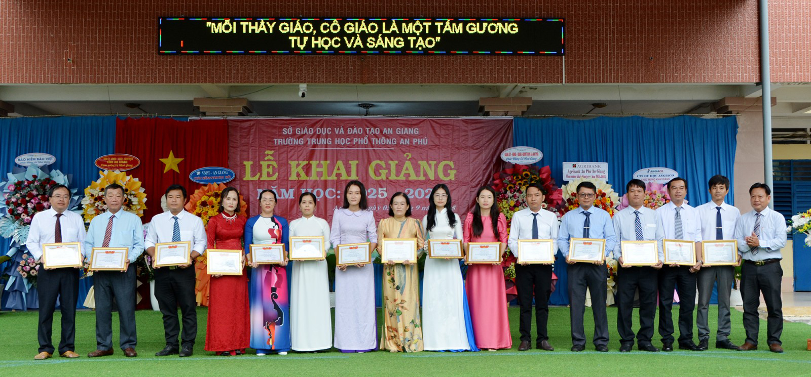 An Giang tưng bừng khai giảng năm học mới