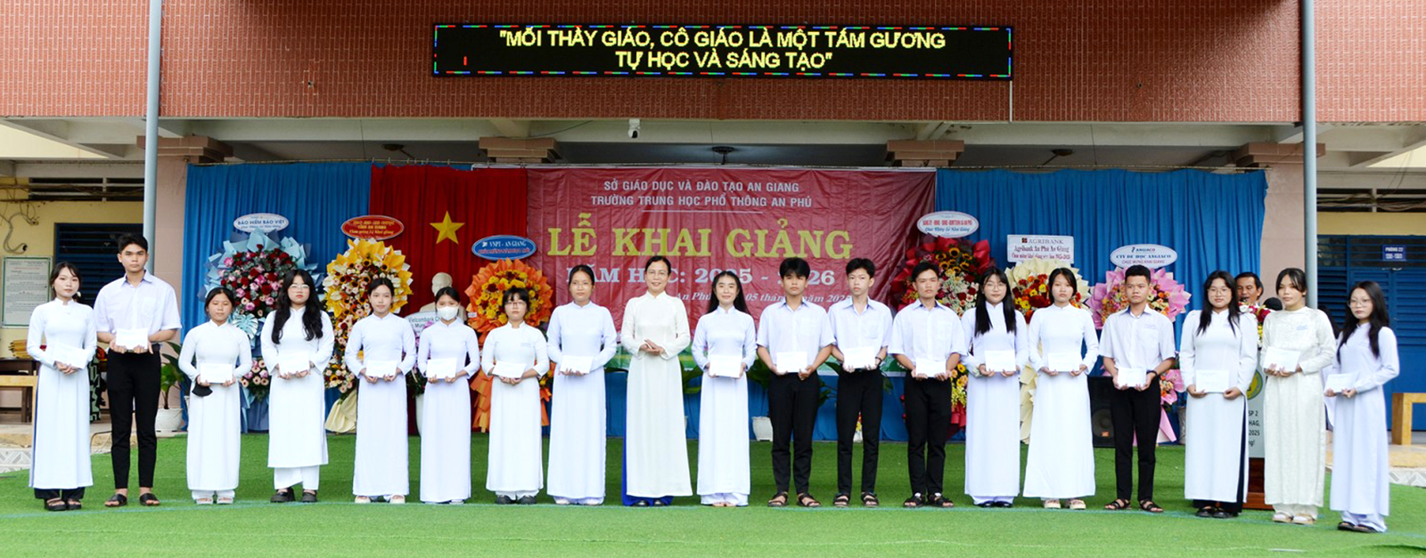 An Giang tưng bừng khai giảng năm học mới