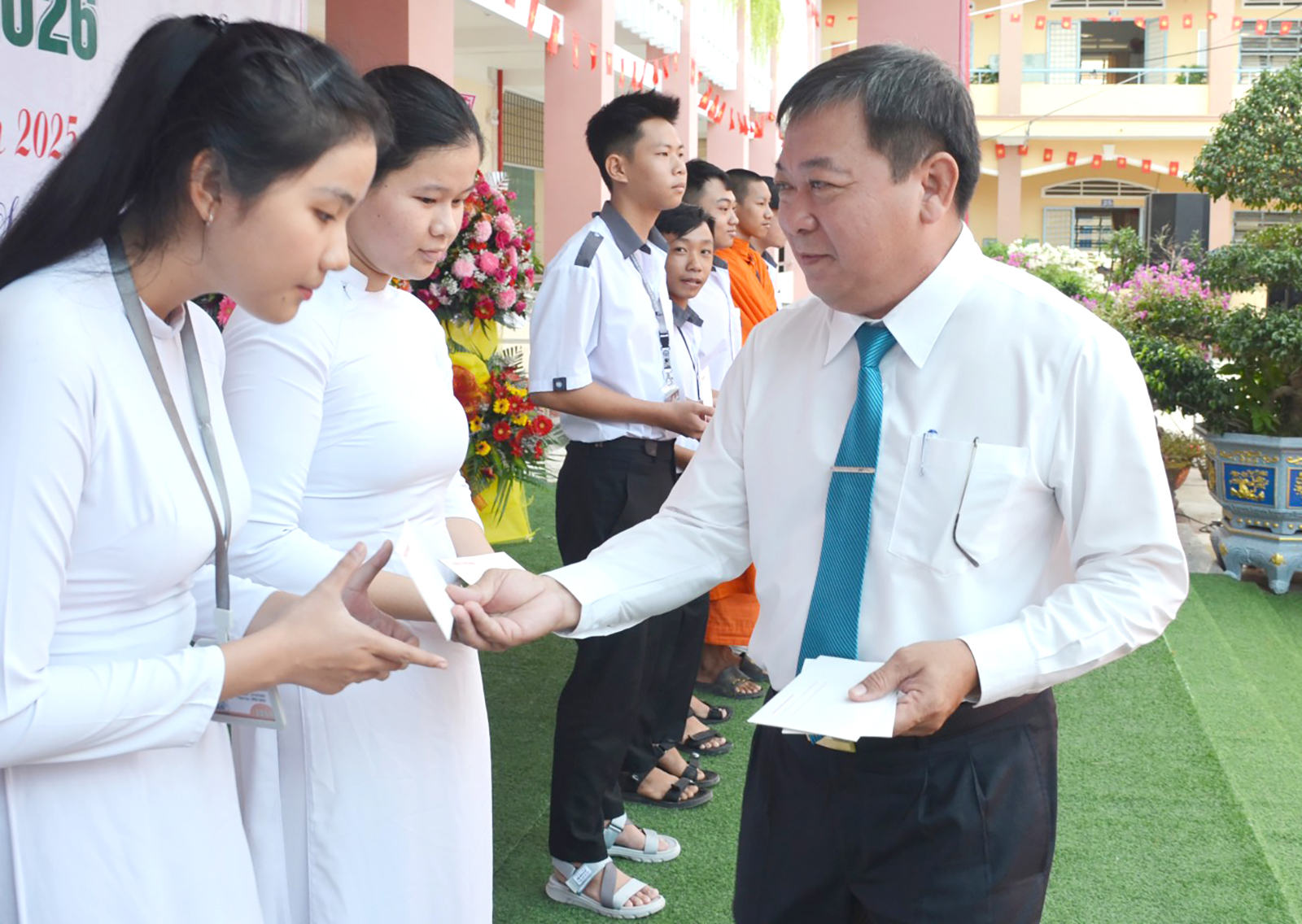An Giang tưng bừng khai giảng năm học mới