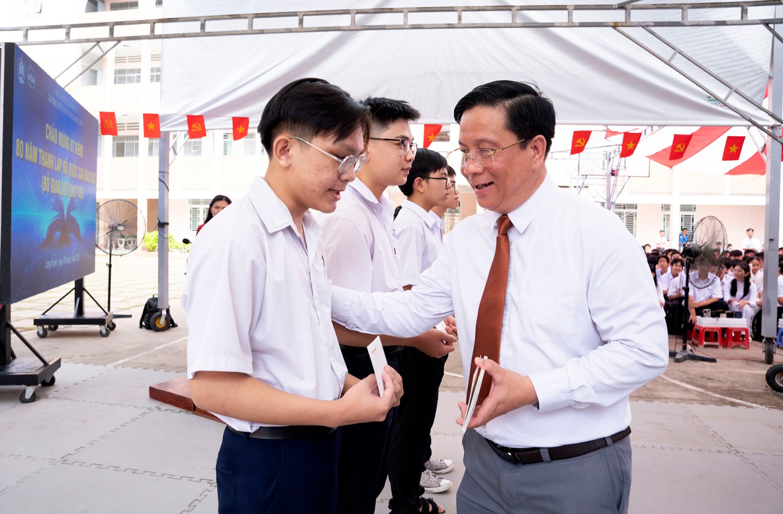 An Giang tưng bừng khai giảng năm học mới