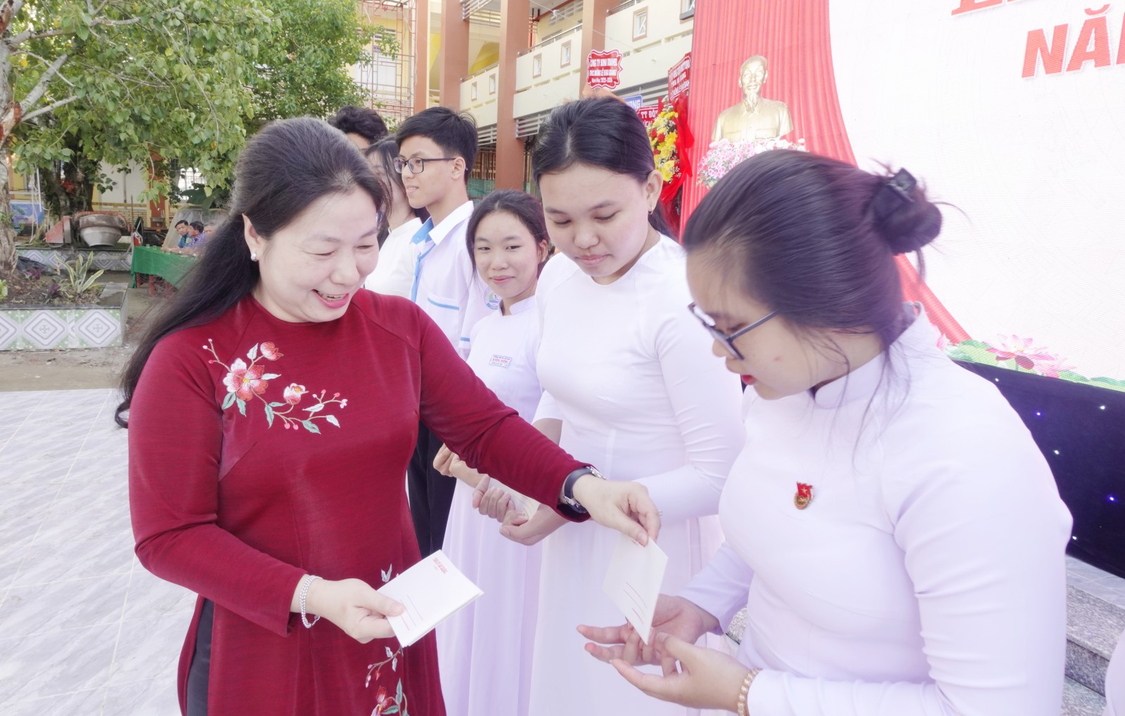 An Giang tưng bừng khai giảng năm học mới