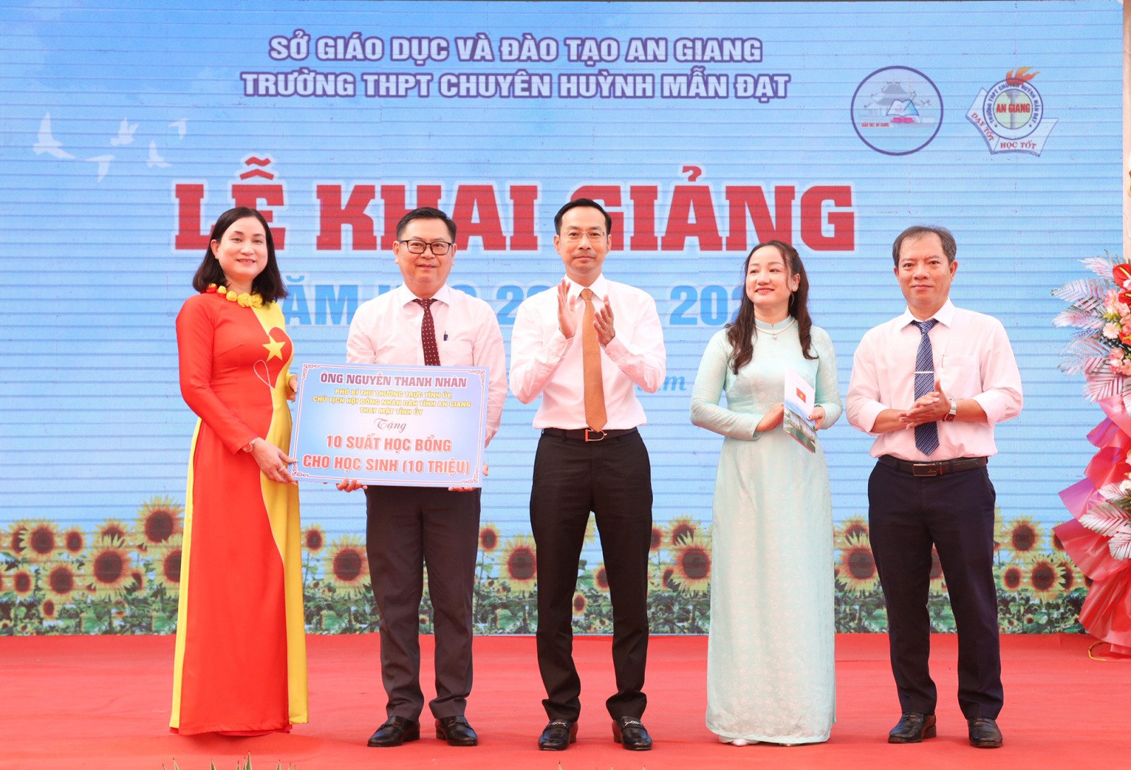 An Giang tưng bừng khai giảng năm học mới