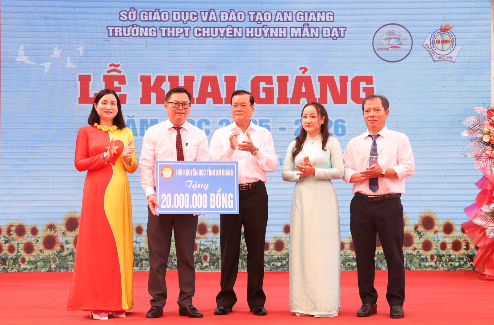 An Giang tưng bừng khai giảng năm học mới