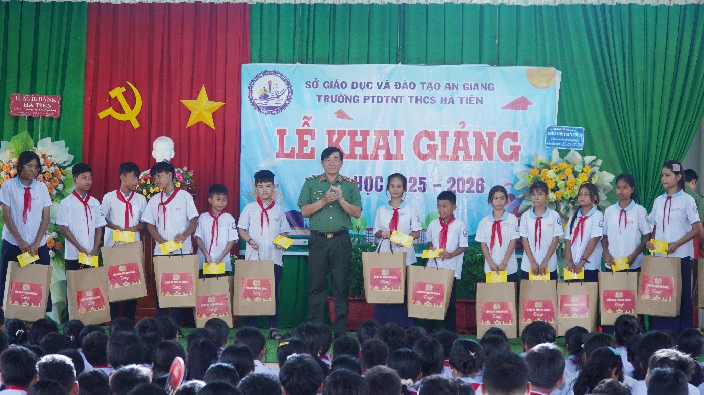 An Giang tưng bừng khai giảng năm học mới