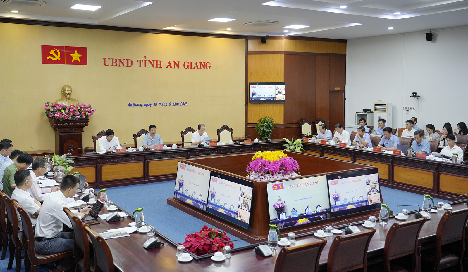 Chủ tịch UBND tỉnh An Giang nghe báo cáo tiến độ triển khai công trình, dự án phục vụ APEC 2027