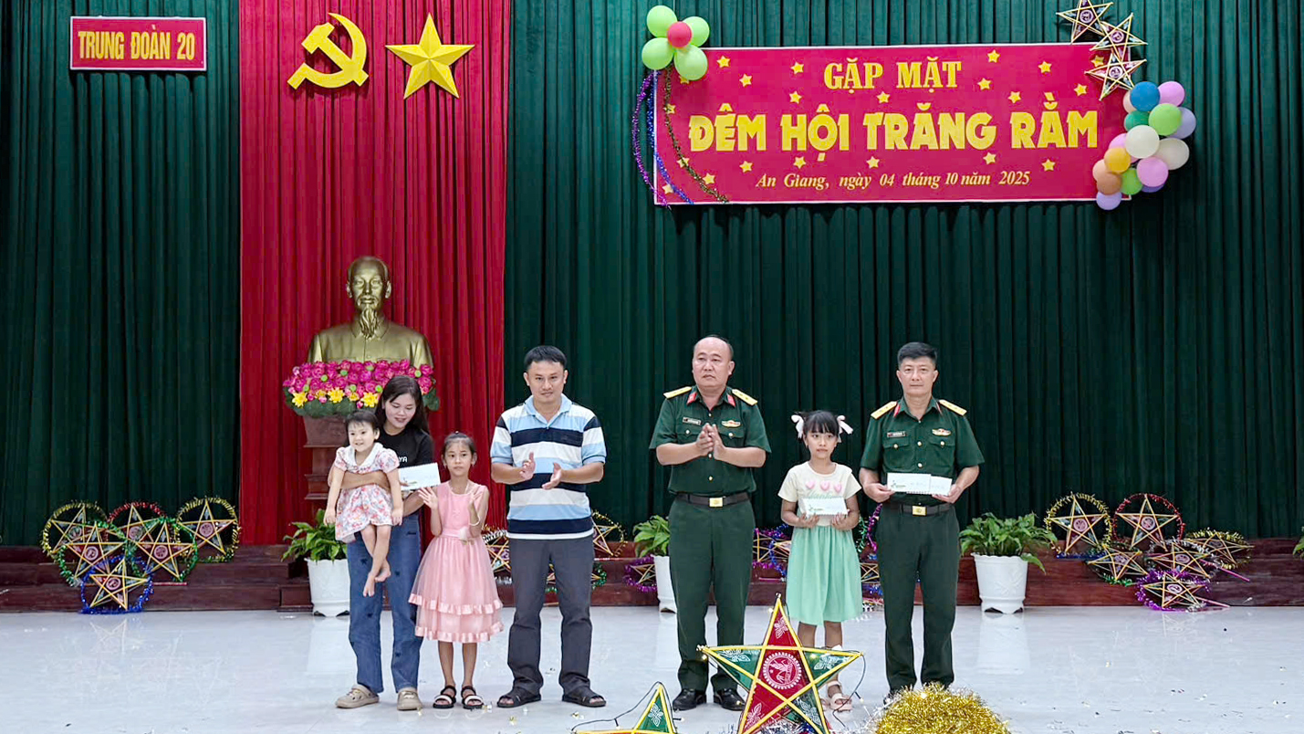 Nhiều phần quà Trung thu cho học sinh và hộ có hoàn cảnh khó khăn