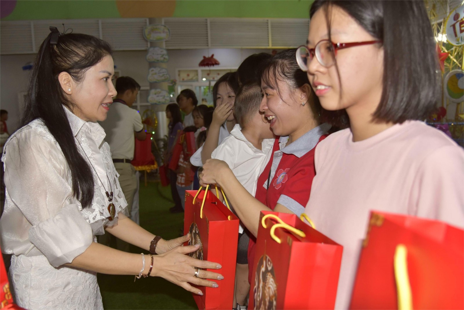 Nhiều phần quà Trung thu cho học sinh và hộ có hoàn cảnh khó khăn