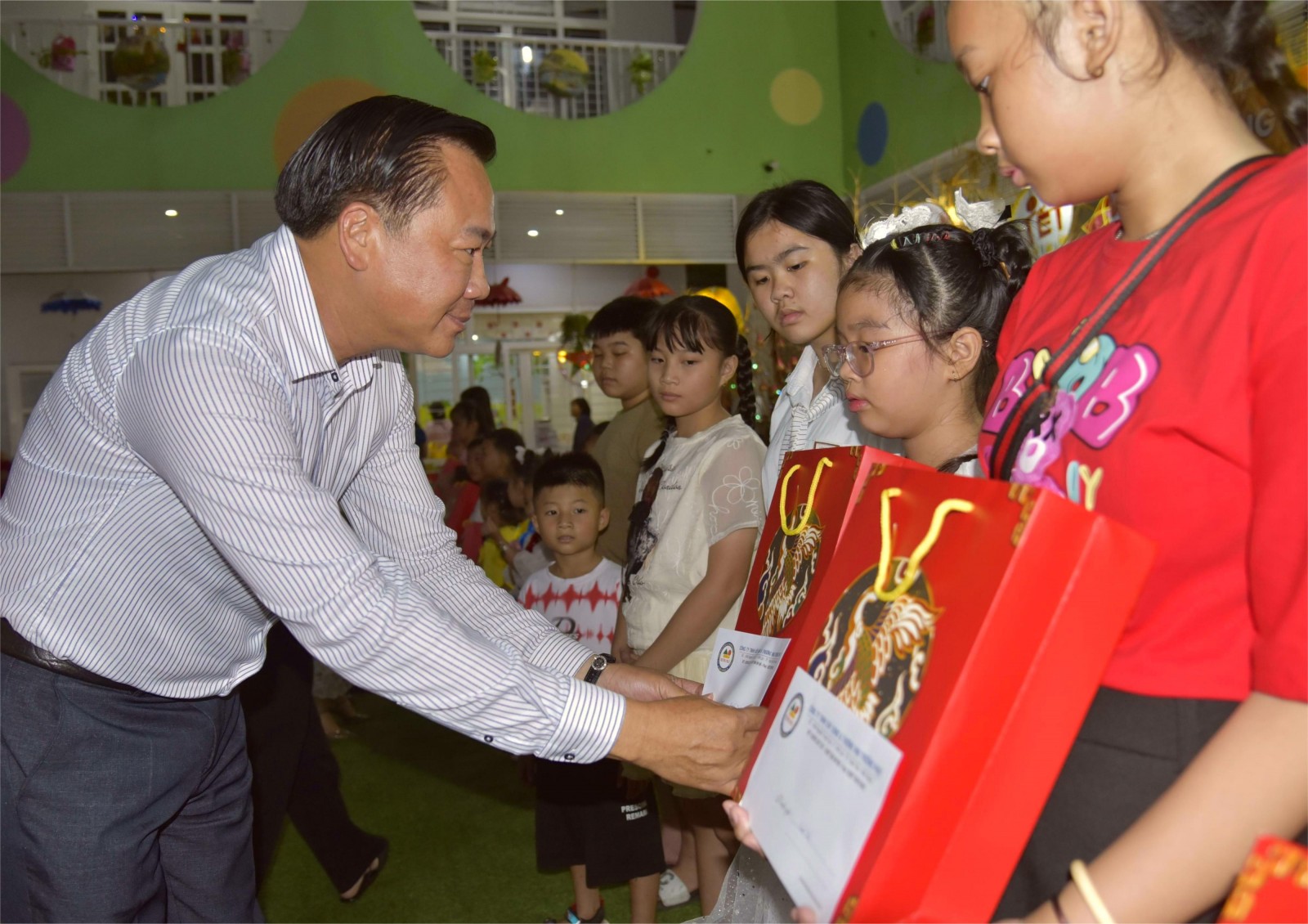Nhiều phần quà Trung thu cho học sinh và hộ có hoàn cảnh khó khăn