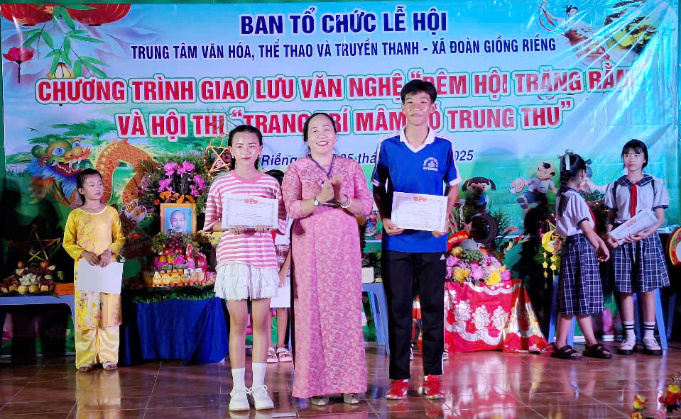 Nhiều phần quà Trung thu cho học sinh và hộ có hoàn cảnh khó khăn