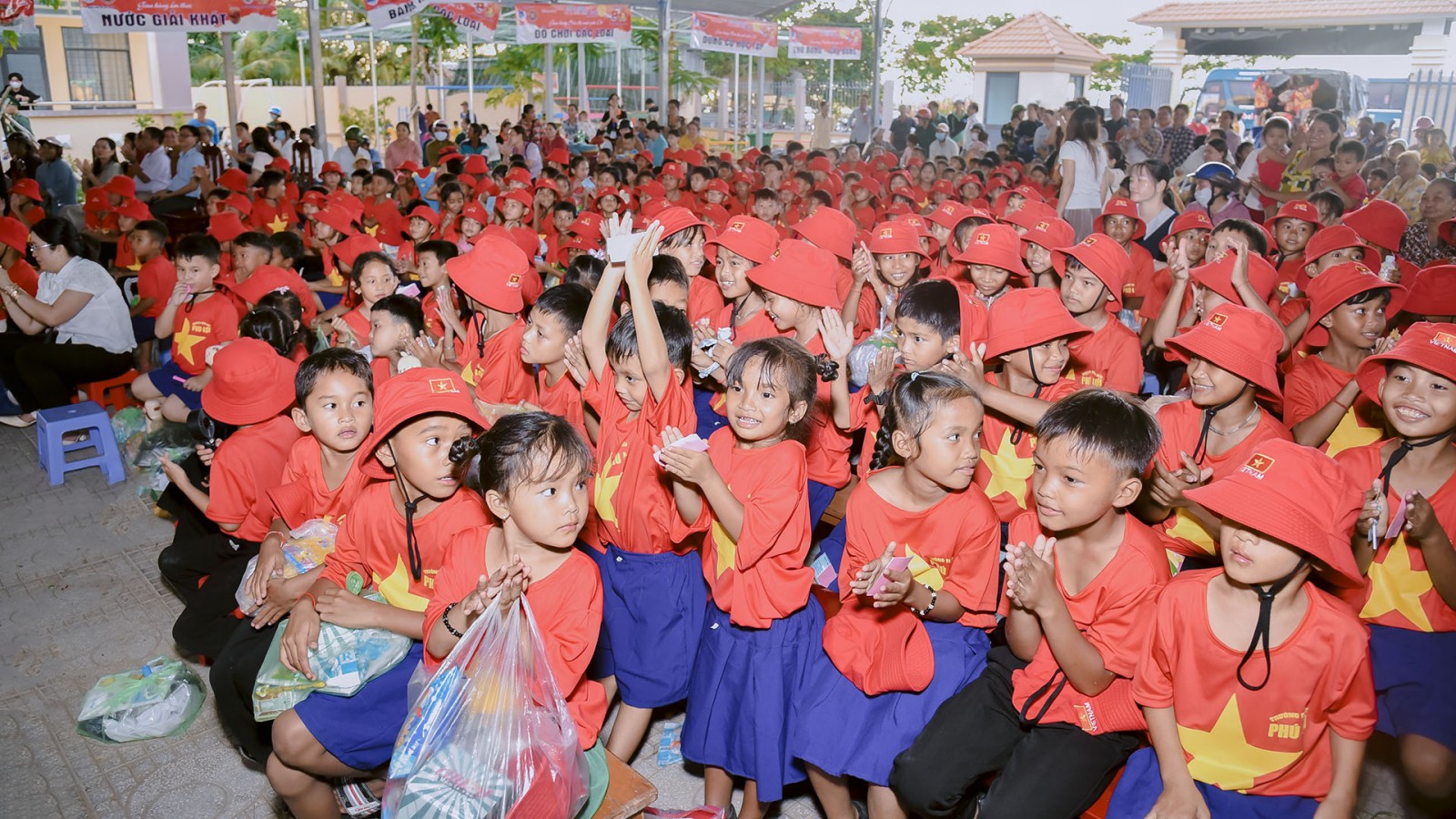 Nhiều phần quà Trung thu cho học sinh và hộ có hoàn cảnh khó khăn