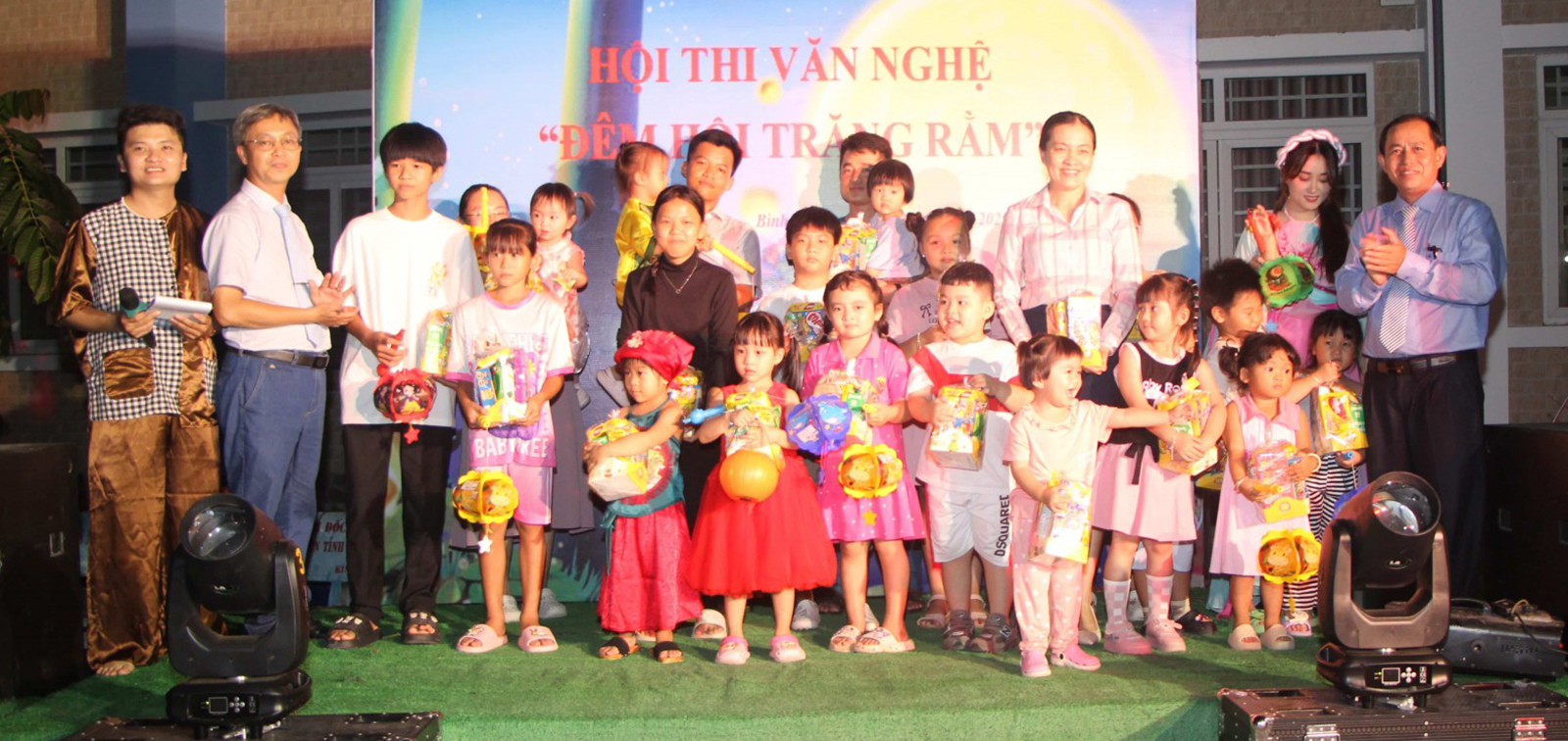 Nhiều phần quà Trung thu cho học sinh và hộ có hoàn cảnh khó khăn