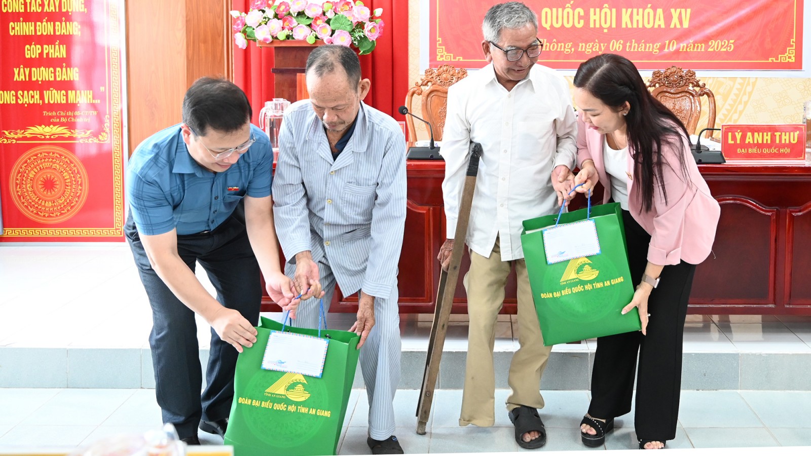 Đại biểu Quốc hội tiếp xúc cử tri trước Kỳ họp thứ 10