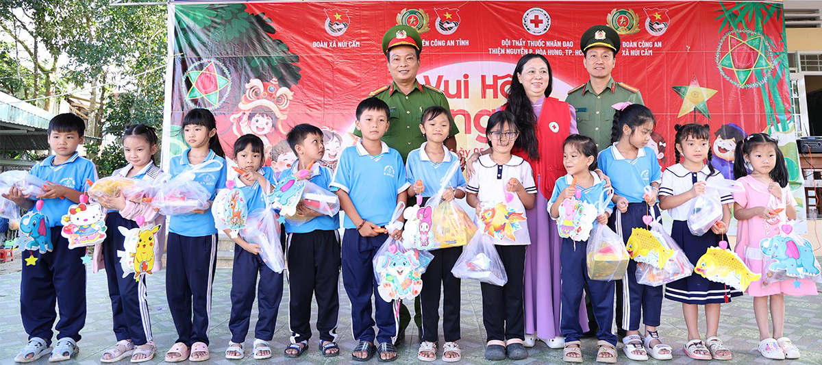 Các đại biểu trao quà cho các em học sinh