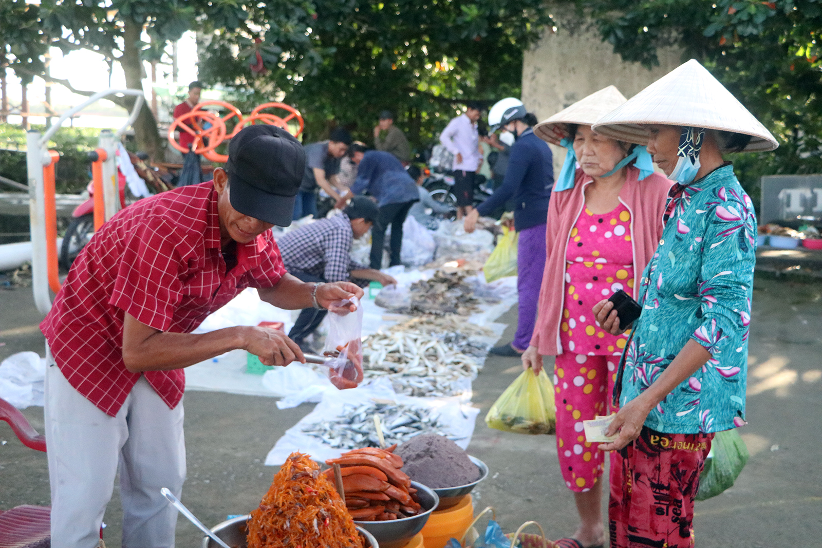 Sôi động chợ khô ngày chủ nhật