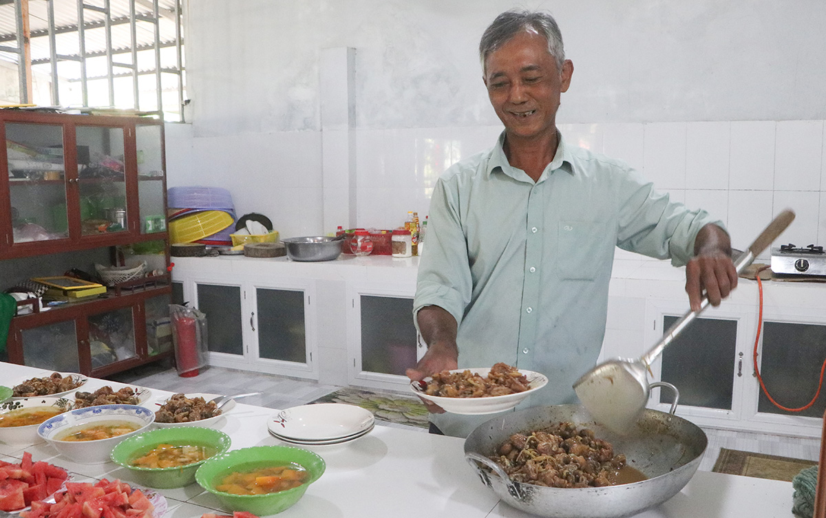 Chuyện bếp ăn tình thương ở vùng sâu Thới Quản