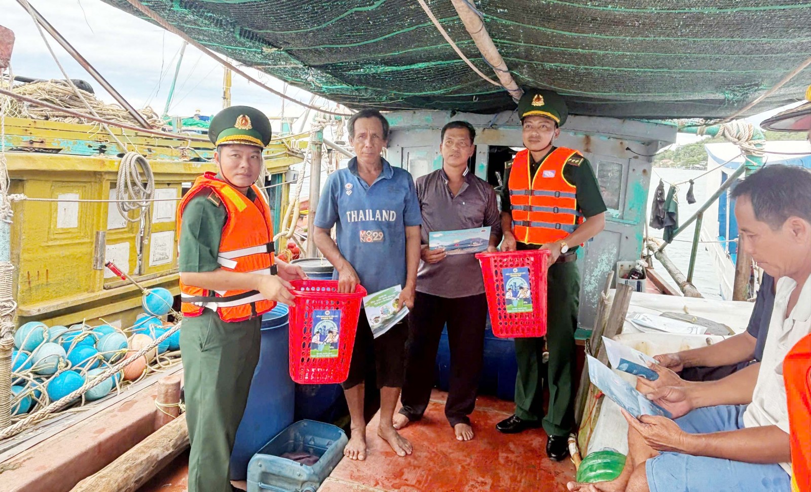 Trồng 150 cây bàng vuông trên xã đảo Tiên Hải