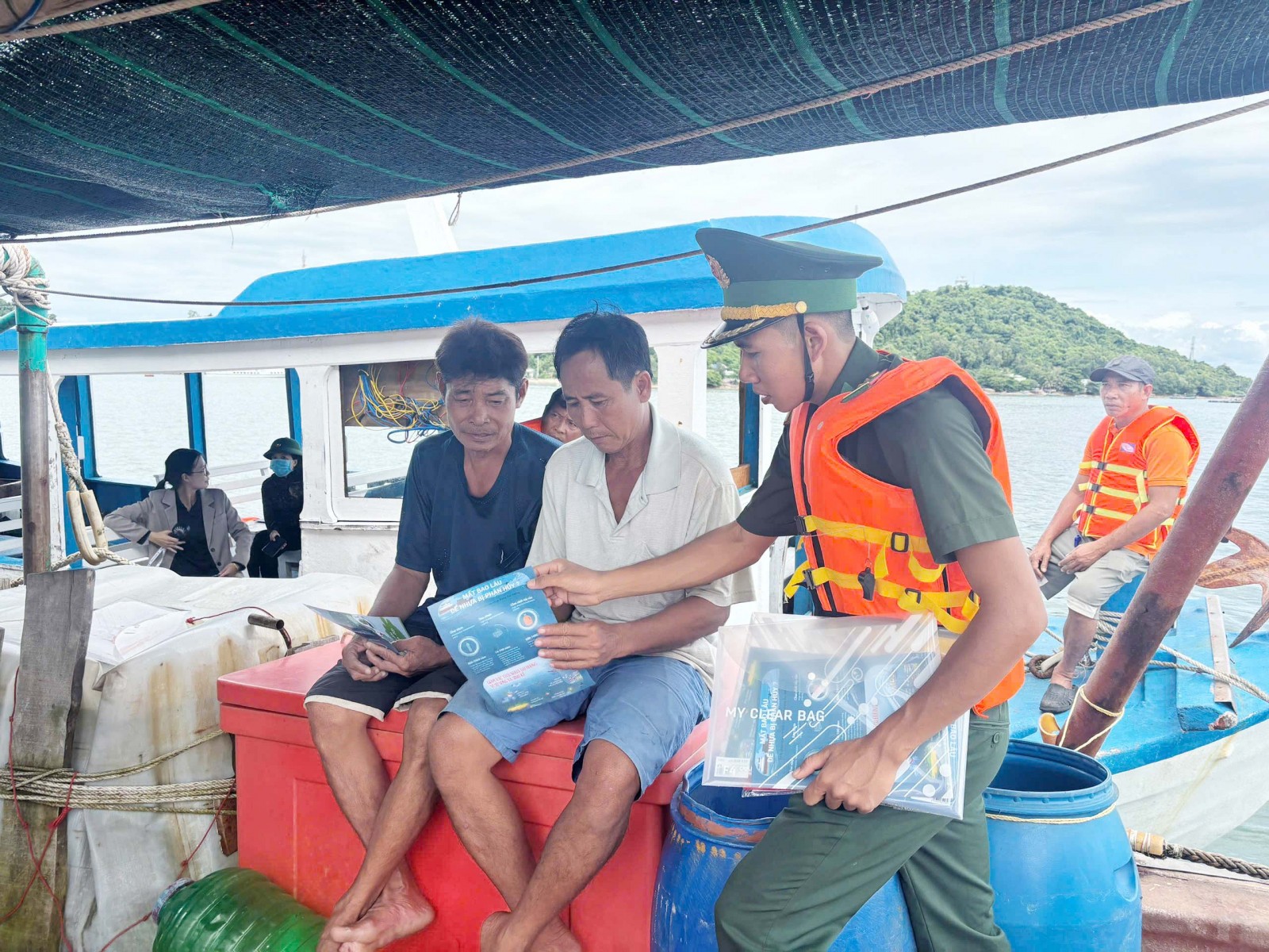 Trồng 150 cây bàng vuông trên xã đảo Tiên Hải