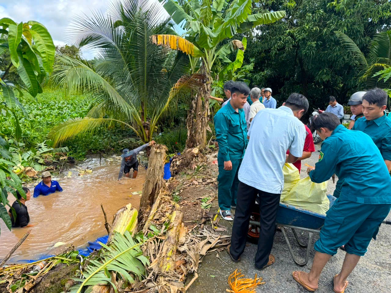Lãnh đạo xã Cù Lao Giêng kiểm tra các tuyến đê bao xung yếu