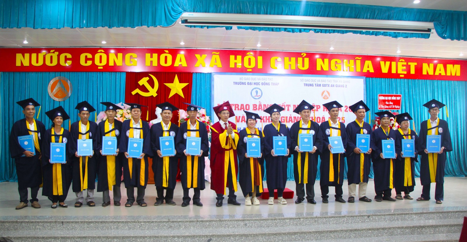 Trao bằng tốt nghiệp cho 47 tân cử nhân sư phạm tiểu học