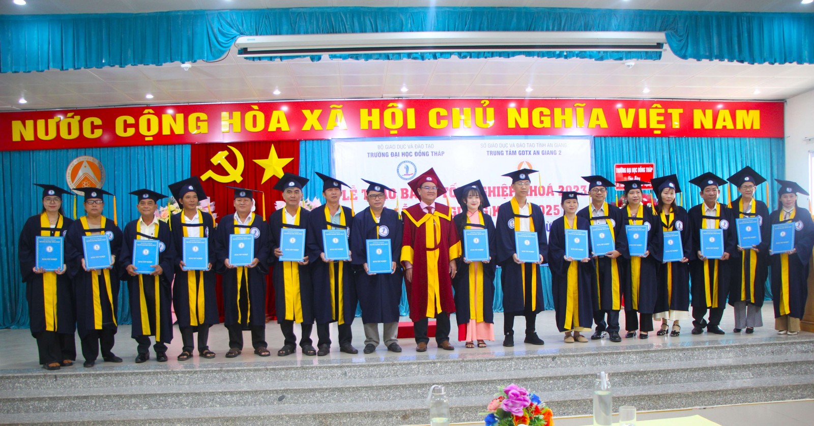 Trao bằng tốt nghiệp cho 47 tân cử nhân sư phạm tiểu học