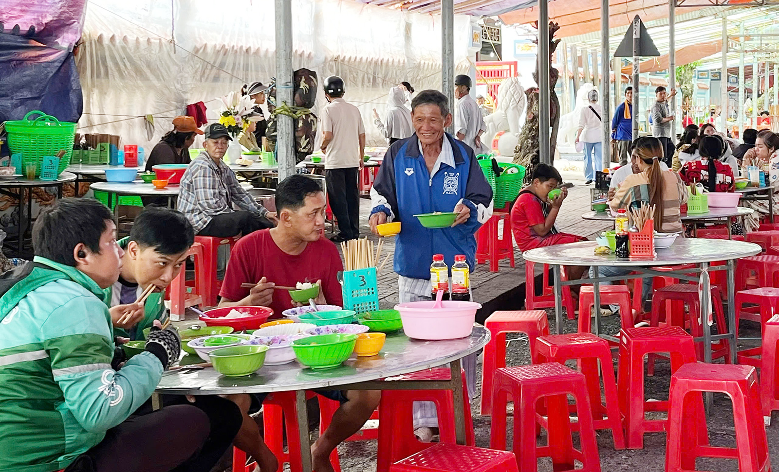 Trạm cơm miễn phí phục vụ khách viếng Đình thần Nguyễn Trung Trực