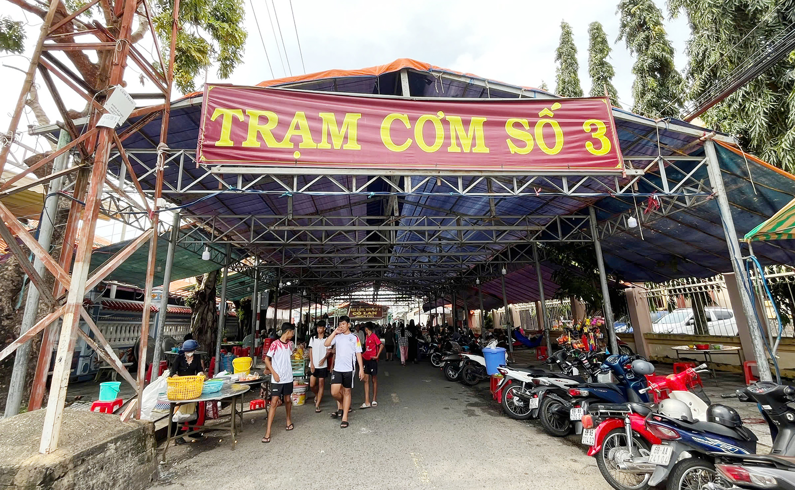 Trạm cơm miễn phí phục vụ khách viếng Đình thần Nguyễn Trung Trực