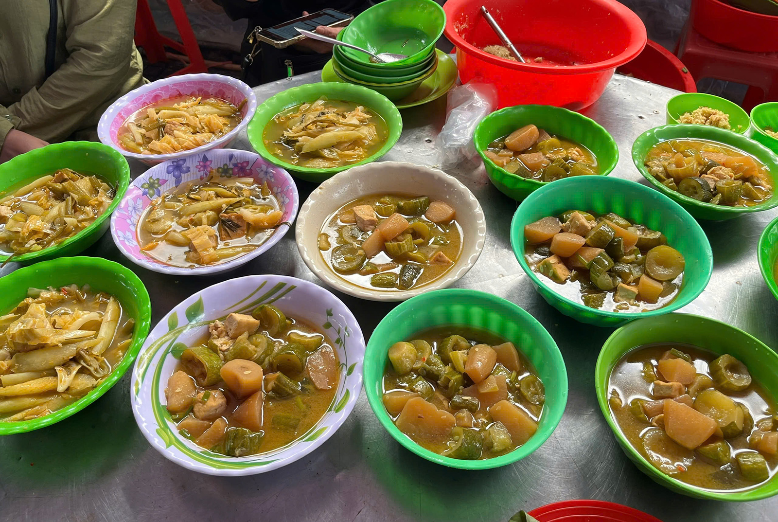 Trạm cơm miễn phí phục vụ khách viếng Đình thần Nguyễn Trung Trực