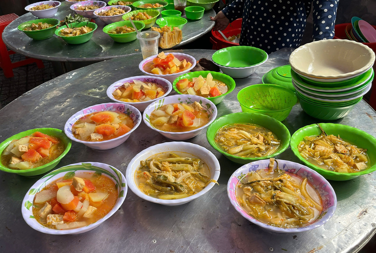Trạm cơm miễn phí phục vụ khách viếng Đình thần Nguyễn Trung Trực