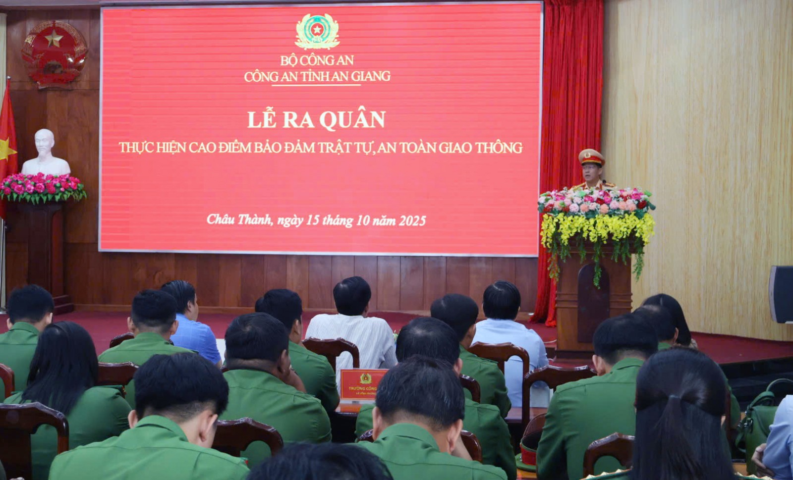 Ra quân cao điểm bảo đảm trật tự, an toàn giao thông trên địa bàn tỉnh An Giang Thượng tá Lê Thắng Lợi Phó Trưởng phòng Cảnh sát giao thông phát biểu khai mạc lễ ra quân ở xã Châu Thành