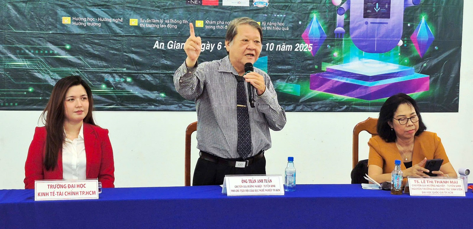 Trên 1.100 học sinh xã Tri Tôn tham gia chương trình hướng nghiệp