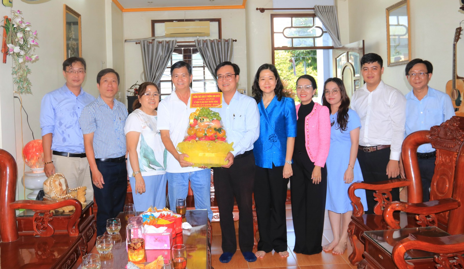 Văn phòng Đảng ủy phường Long Xuyên thăm tặng quà nguyên lãnh đạo Văn phòng Cấp ủy Đoàn thăm, tặng quà ông Võ Thiện Hảo