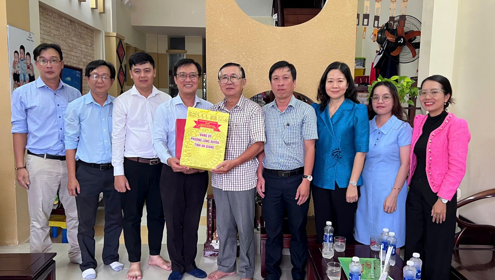 Văn phòng Đảng ủy phường Long Xuyên thăm tặng quà nguyên lãnh đạo Văn phòng Cấp ủy Thănm, tặng quà ông Đặng Văn Hòa