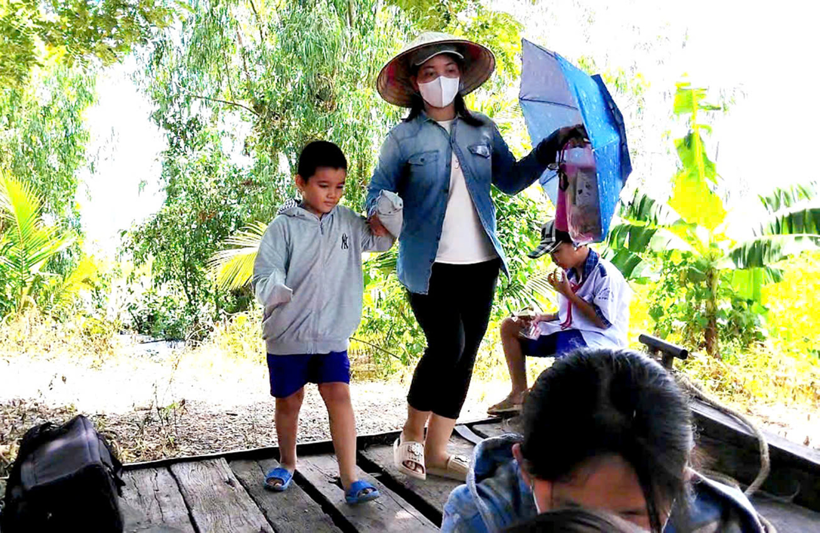 Xã Phú Hữu tổ chức đưa rước, đảm bảo an toàn cho học sinh đến trường mùa lũ