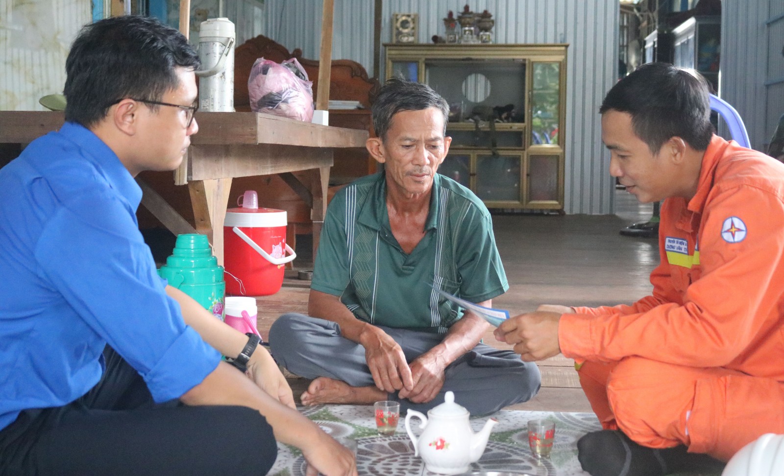 Giữ an toàn hành lang lưới điện cao áp trong mùa nước nổi
