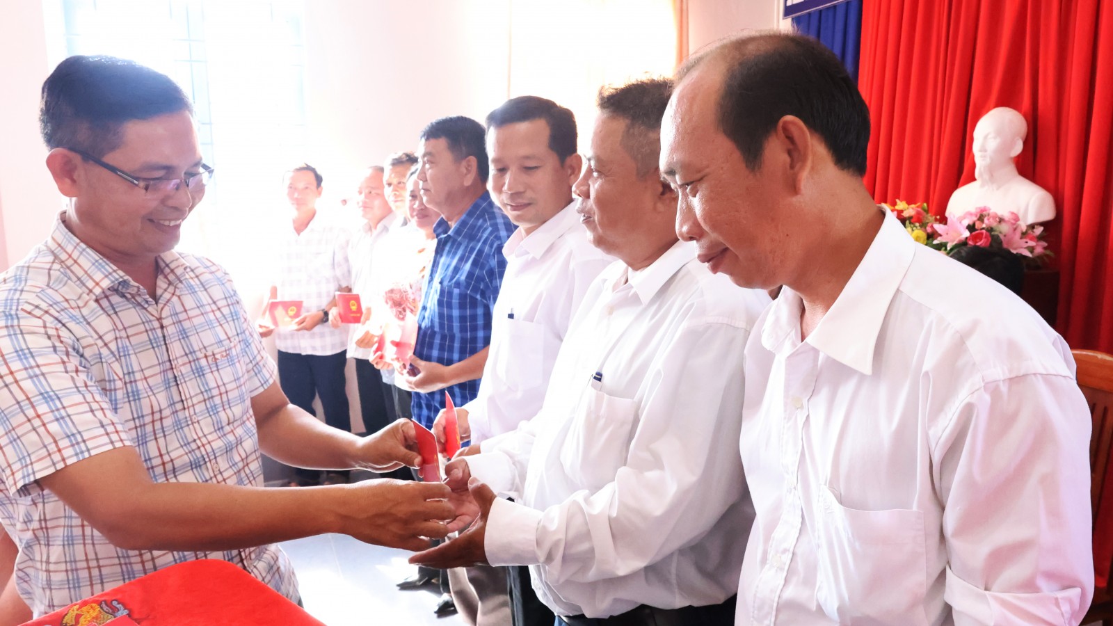 Cấp chứng chỉ hoàn thành bồi dưỡng kiến thức dân tộc cho gần 100 đại biểu