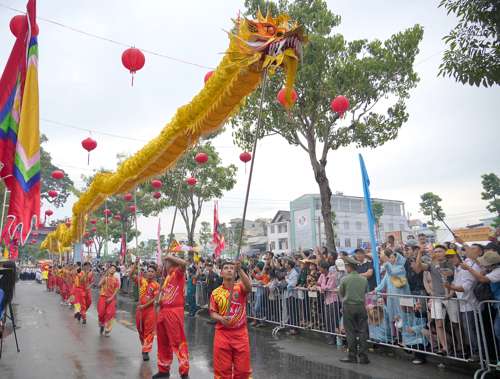 Nguyên Thủ tướng Chính phủ Nguyễn Tấn Dũng dâng hương Anh hùng dân tộc Nguyễn Trung Trực