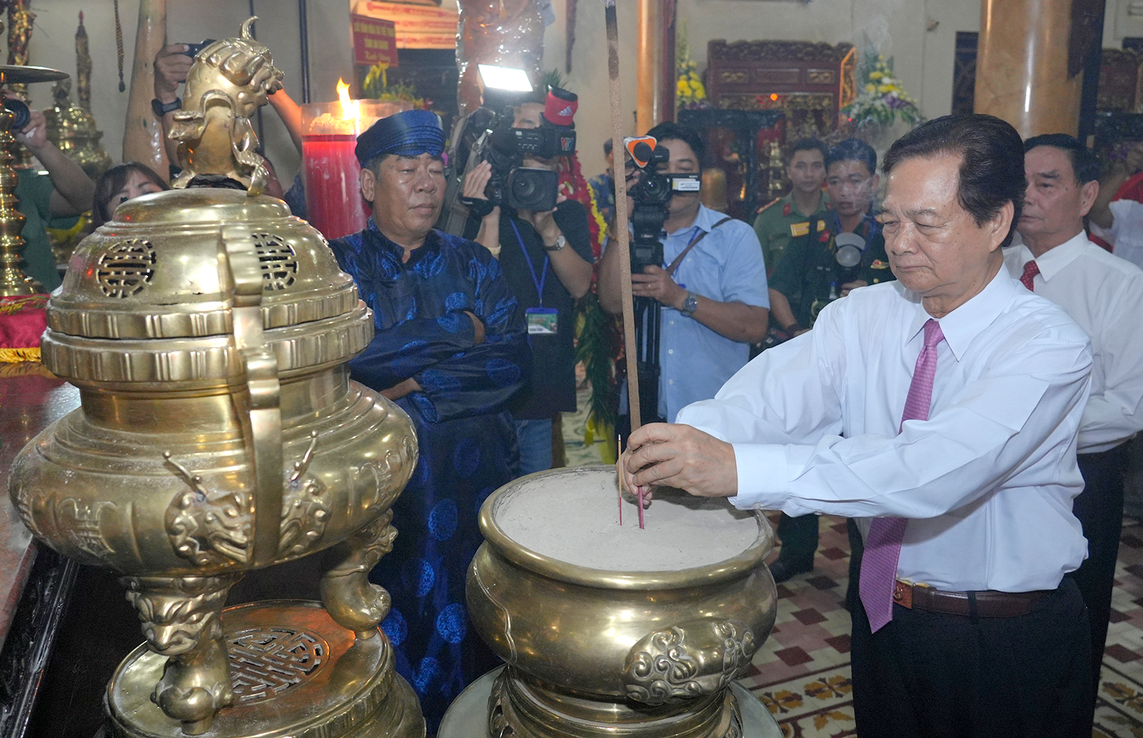 Nguyên Thủ tướng Chính phủ Nguyễn Tấn Dũng dâng hương Anh hùng dân tộc Nguyễn Trung Trực
